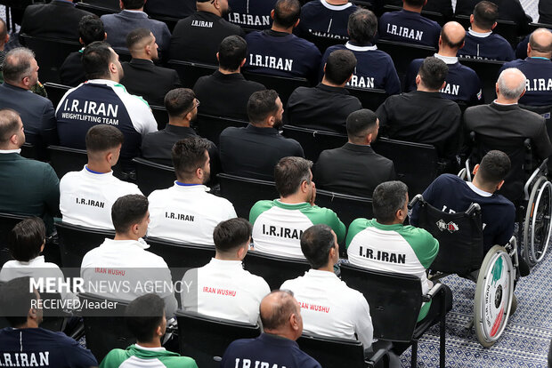 دیدار قهرمانان ورزشی و مدالآوران المپیادهای علمی با رهبر معظم انقلاب 33