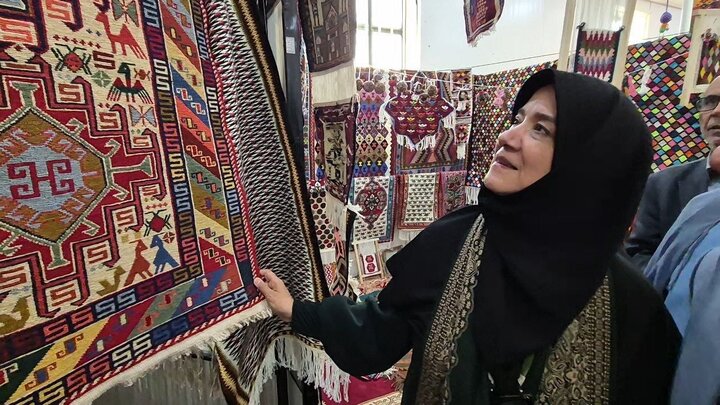 بازدید معاون وزیر میراثفرهنگی و صنایع دستی از نمایشگاه گلیم عنبران بازدید معاون وزیر میراثفرهنگی و صنایع دستی از نمایشگاه گلیم عنبران