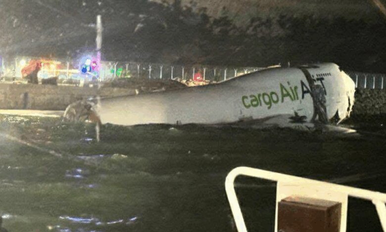 Hong Kong'ta kargo uçağı pistten çıkarak denize düştü: 2 ölü