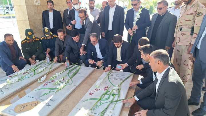رئیس سازمان بازرسی کشور به مقام شامخ شهدای مهران ادای احترام کرد
