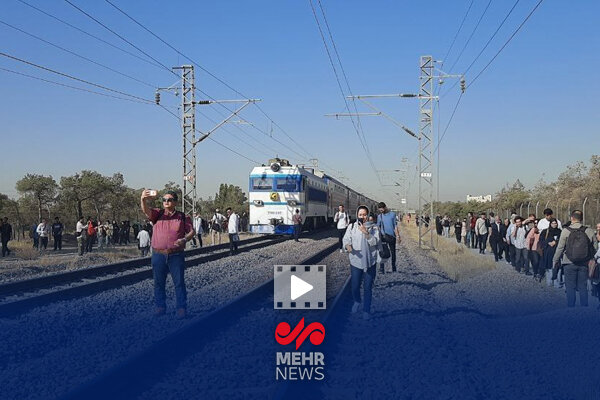 اولین تصاویر از اختلال مترو در محدوده چیتگر اولین تصاویر از اختلال مترو در محدوده چیتگر