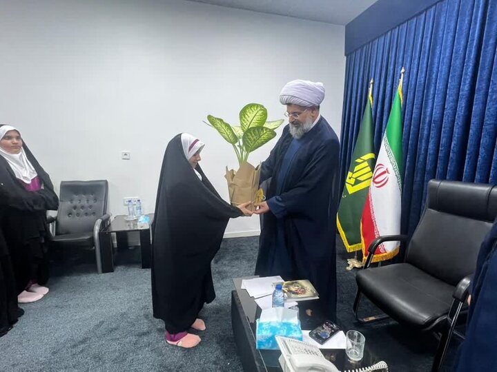 دانشآموزان دشتی نامههای خود به رهبر انقلاب را به امام جمعه سپردند دانشآموزان دشتی نامههای خود به رهبر انقلاب را به امام جمعه سپردند