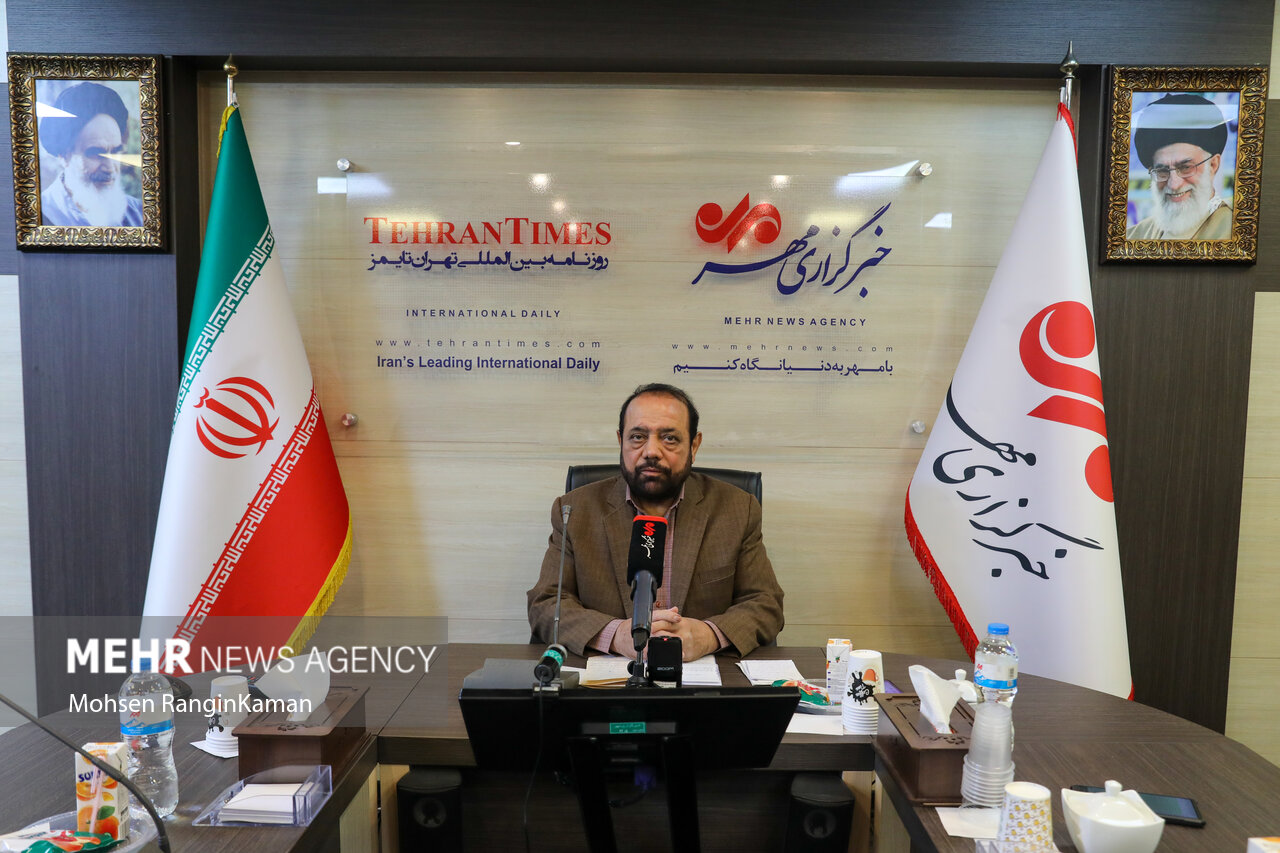 شعر ضعیف در فضای شعر آئینی فراوان است؛تقلید از سبک خوانندگان درست نیست