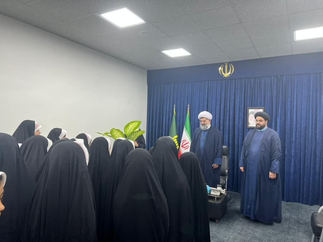 دانش‌آموزان دشتی نامه‌های خود به رهبر انقلاب را به امام جمعه سپردند