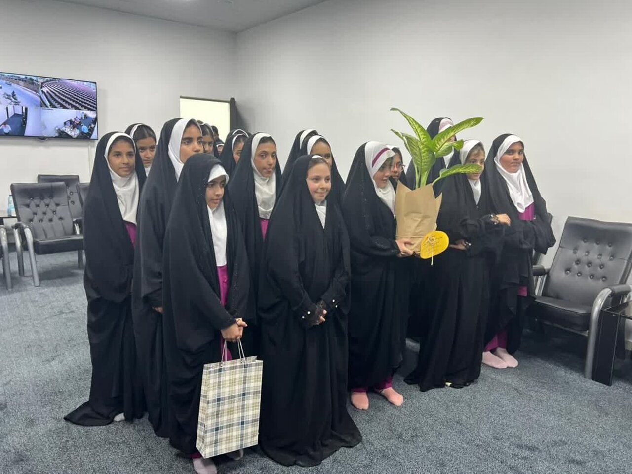 دانش‌آموزان دشتی نامه‌های خود به رهبر انقلاب را به امام جمعه سپردند