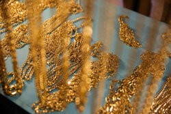 Şiraz’da Altın ve Mücevher Sergisi