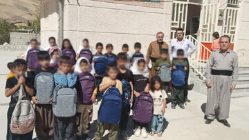 توزیع ۱۰۰ بسته تحصیلی بین دانش‌آموزان محروم ثلاث باباجانی