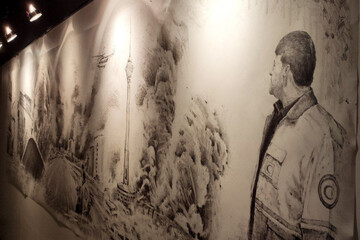 افتتاح نمایشگاه آثار تجسمی جنگ ۱۲ روزه توسط نسل z به میزبانی هلال احمر