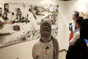 نمایشگاه دفاع ۱۲ روزه از نگاه نسل z در هلال احمر