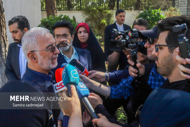 اسکندر مومنی وزیر کشور در حاشیه جلسه هیئت دولت