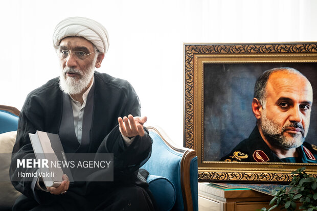 دیدار رئیس مرکز اسناد انقلاب اسلامی با خانواده سپهبد شهید غلامعلی رشید