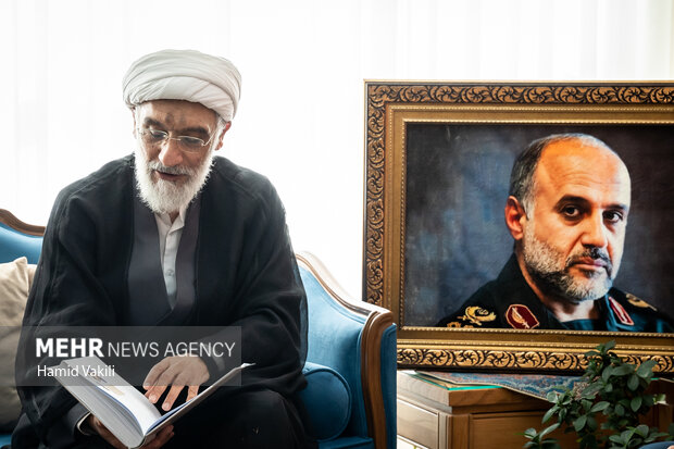دیدار رئیس مرکز اسناد انقلاب اسلامی با خانواده سپهبد شهید غلامعلی رشید