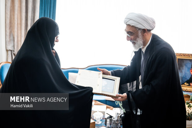 دیدار رئیس مرکز اسناد انقلاب اسلامی با خانواده سپهبد شهید غلامعلی رشید