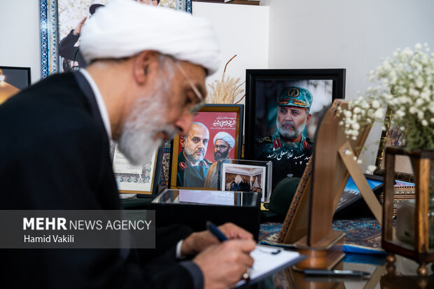 دیدار رئیس مرکز اسناد انقلاب اسلامی با خانواده سپهبد شهید غلامعلی رشید