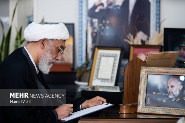 دیدار رئیس مرکز اسناد انقلاب اسلامی با خانواده سپهبد شهید غلامعلی رشید