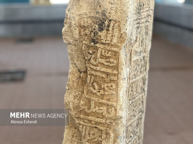 کشف سنگ قبر دوران آل بویه در اقلید
