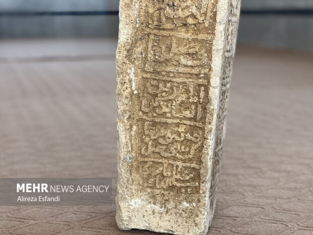 کشف سنگ قبر دوران آل بویه در اقلید