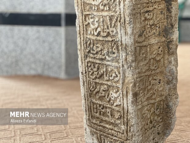 کشف سنگ قبر دوران آل بویه در اقلید