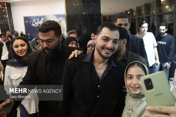 اکران مردمی فیلم سینمایی «مجنون» در مشهد اکران مردمی فیلم سینمایی «مجنون» در مشهد