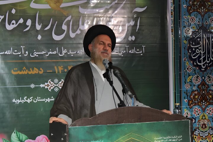 عالمان با تواضع کبر جامعه را بشکنند ونصایحشان باید در عمق جامعه بنشیند عالمان با تواضع کبر جامعه را بشکنند ونصایحشان باید در عمق جامعه بنشیند
