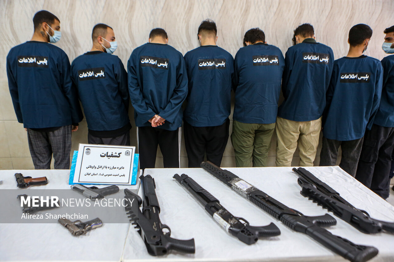 نمایشگاه دستاوردهای انتظامی گیلان در برخورد با اراذل و اوباش نمایشگاه دستاوردهای انتظامی گیلان در برخورد با اراذل و اوباش