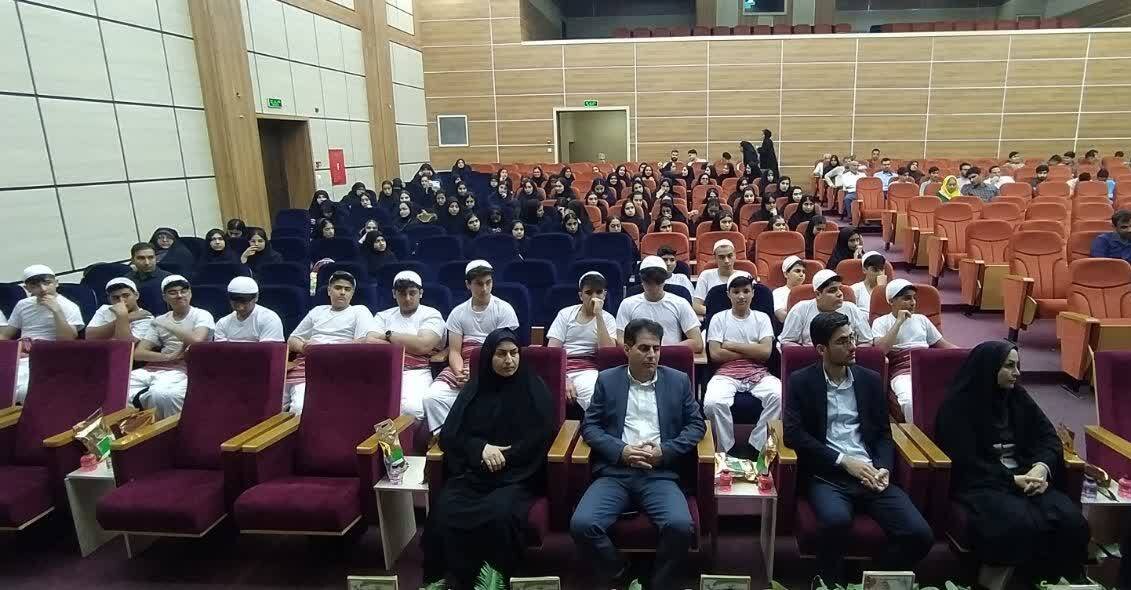 دانش‌آموزان برگزیده مسابقات فرهنگی و قرآنی در گناوه تجلیل شدند