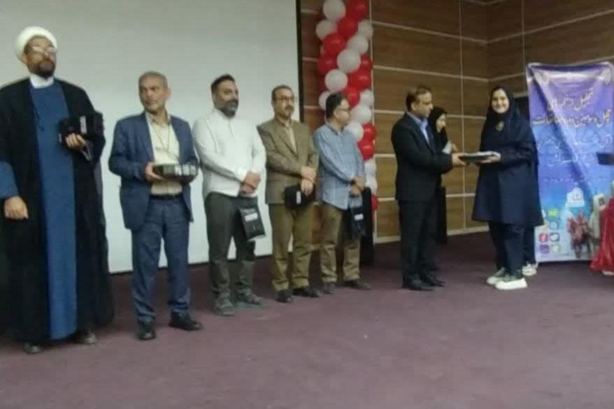 دانش‌آموزان برگزیده مسابقات فرهنگی و قرآنی در گناوه تجلیل شدند