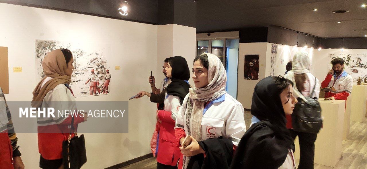 افتتاح نمایشگاه آثار تجسمی جنگ ۱۲ روزه توسط نسل z به میزبانی هلال احمر