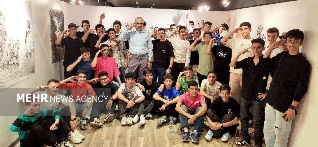 افتتاح نمایشگاه آثار تجسمی جنگ ۱۲ روزه توسط نسل z به میزبانی هلال احمر