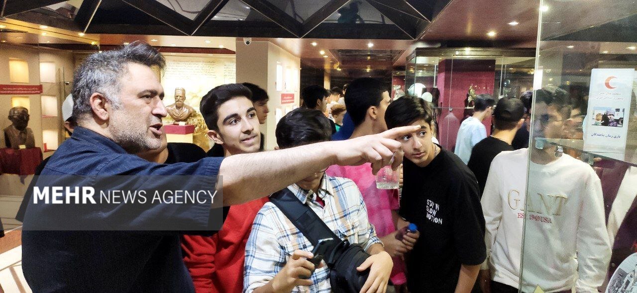 افتتاح نمایشگاه آثار تجسمی جنگ ۱۲ روزه توسط نسل z به میزبانی هلال احمر