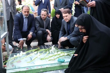 ادای احترام معاون سیاسی وزیر کشور به مقام شهید حاج قاسم سلیمانی