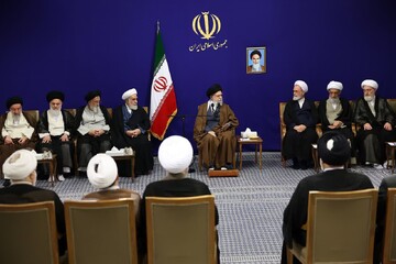 قائد الثورة الإسلامية: تعريف "الجمهورية الإسلامية" اليوم هو نفس الحكومة التي تصورها "ميرزا ​​نائيني"