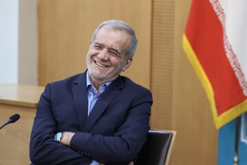 Pezeşkiyan Batı Azerbaycan'da Türkçe şiir okudu