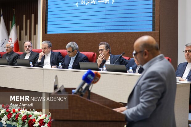 نشست هم اندیشی نخبگانی با حضور مقامات کشوری و استانی در مشهد