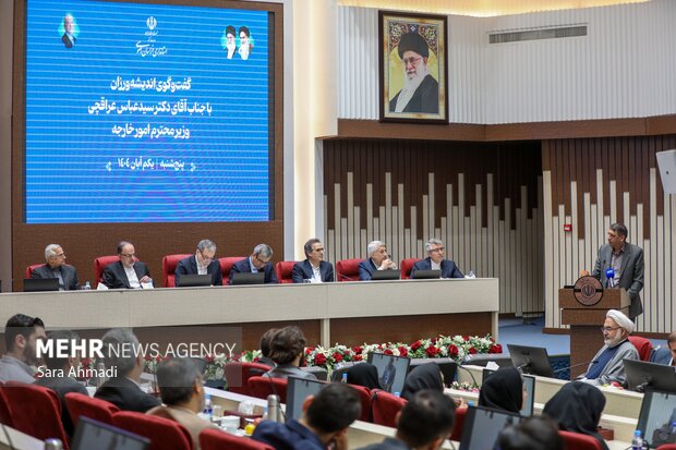 نشست هم اندیشی نخبگانی با حضور مقامات کشوری و استانی در مشهد