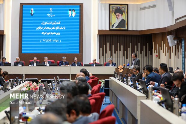 نشست هم اندیشی نخبگانی با حضور مقامات کشوری و استانی در مشهد