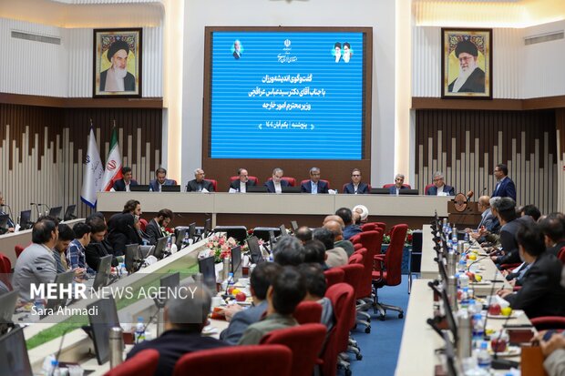 نشست هم اندیشی نخبگانی با حضور مقامات کشوری و استانی در مشهد