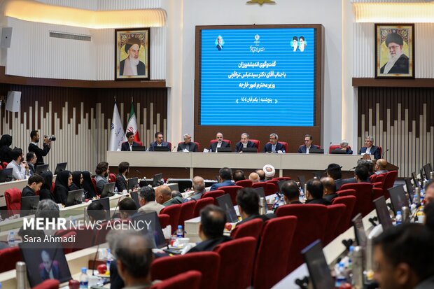 نشست وزیر امور خارجه با اعضای اتاق اندیشهورزی خراسان رضوی برگزار شد نشست وزیر امور خارجه با اعضای اتاق اندیشهورزی خراسان رضوی برگزار شد