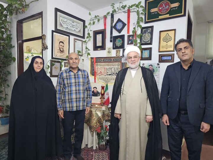دیدار نماینده ولیفقیه در کردستان با خانواده شهید غلامرضا بامدی دیدار نماینده ولیفقیه در کردستان با خانواده شهید غلامرضا بامدی