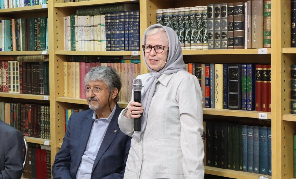 من قرضم را به دهخدا و ایران پرداختهام