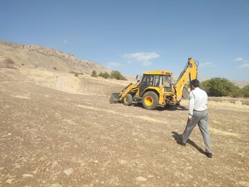 توقیف فعالیت غیرمجاز بیل مکانیکی در اراضی ملی سرابکام کامیاران