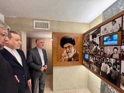 Bakan Erakçi Ayetullah Hamanei’nin Meşhed’deki evini ziyaret etti