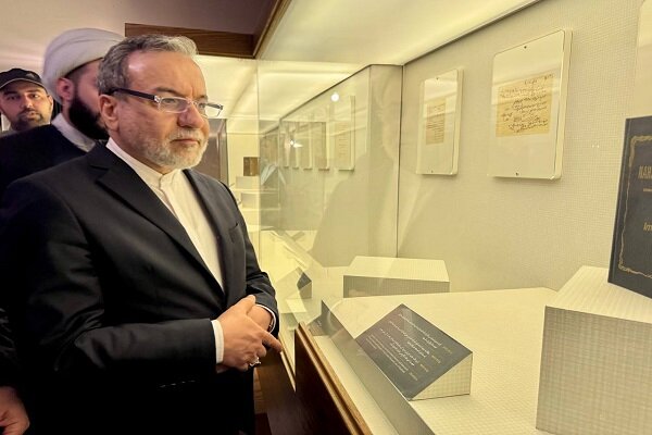 بازدید عراقچی از منزل رهبر معظم انقلاب در مشهد