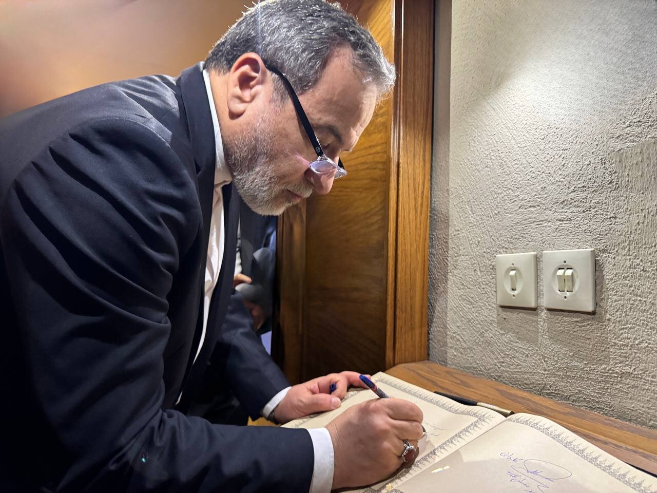 عراقجي يزور منزل قائد الثورة التاريخي في مشهد