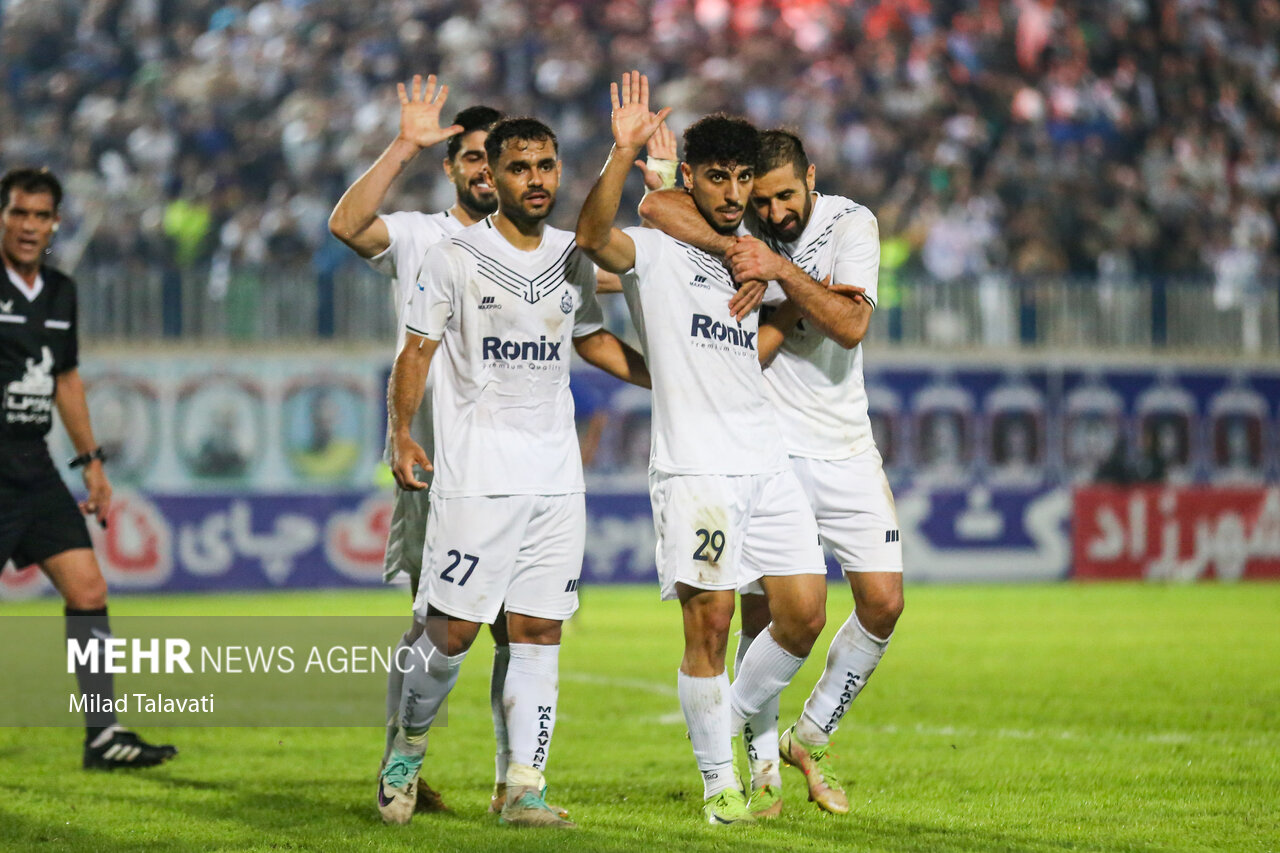 ملوان با ۵ غایب برابر ذوب آهن صفآرایی میکند ملوان با ۵ غایب برابر ذوب آهن صفآرایی میکند