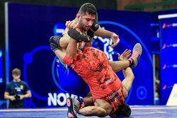 دو ملی‌پوش ایران به نیمه نهایی رسیدند/ دو کشتی‌گیر در انتظار حریفان