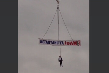 تابلویی بانوشته «اعدام برای نتانیاهو» بر جرثقیلی در ترابزون ترکیه+فیلم