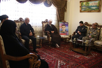 بهمن: شهدای اقتدار قهرمانان ملی هستند