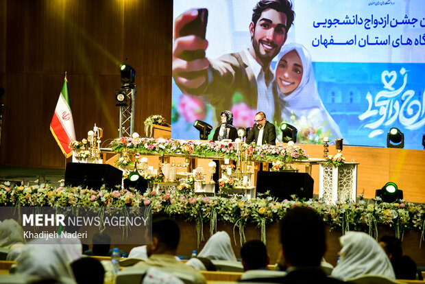 جشن ازدواج ۱۵۰۰ زوج در آستانه میلاد حضرت زینب (س)در اصفهان