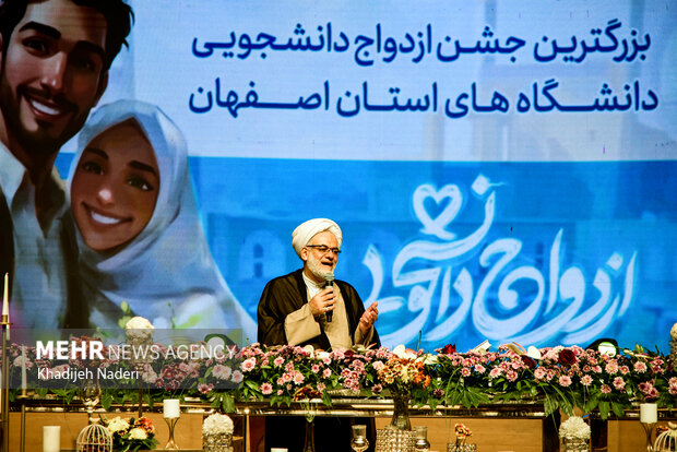 جشن ازدواج ۱۵۰۰ زوج در آستانه میلاد حضرت زینب (س)در اصفهان